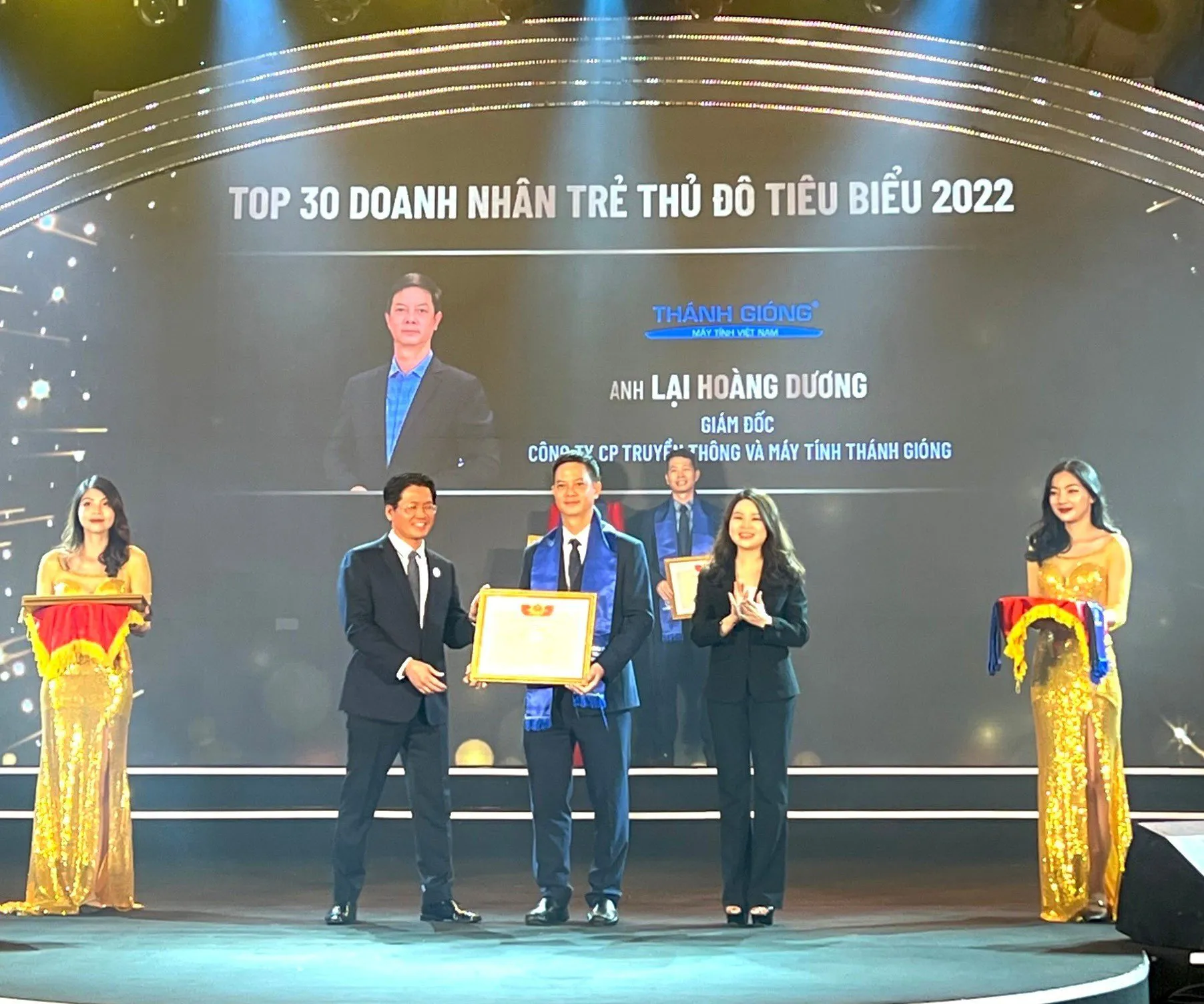 Ông Lại Hoàng Dương nhận vinh danh cho doanh nghiệp.