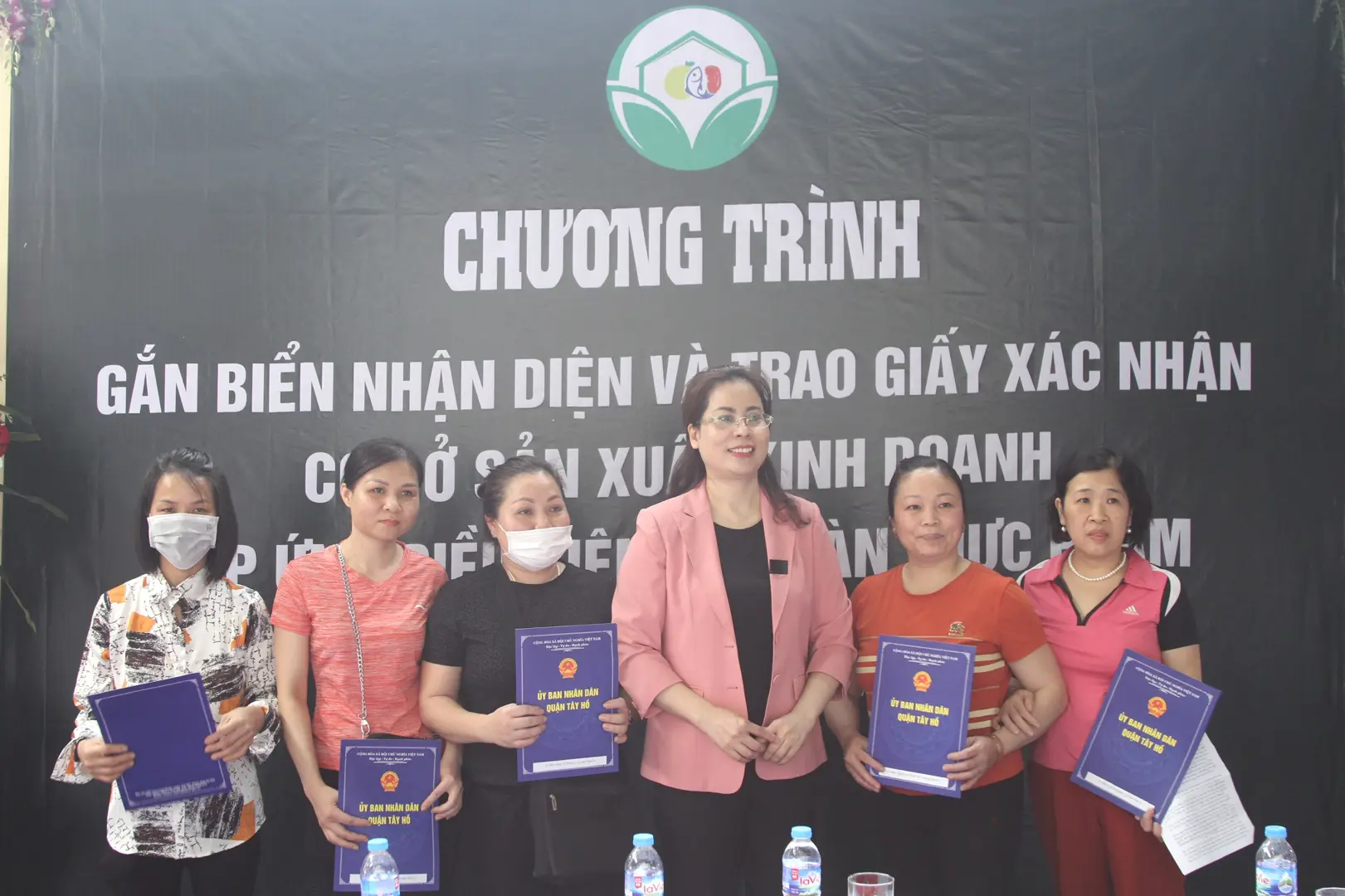 Quận Tây Hồ - 28 cơ sở kinh doanh được gắn biển nhận diện ATTP