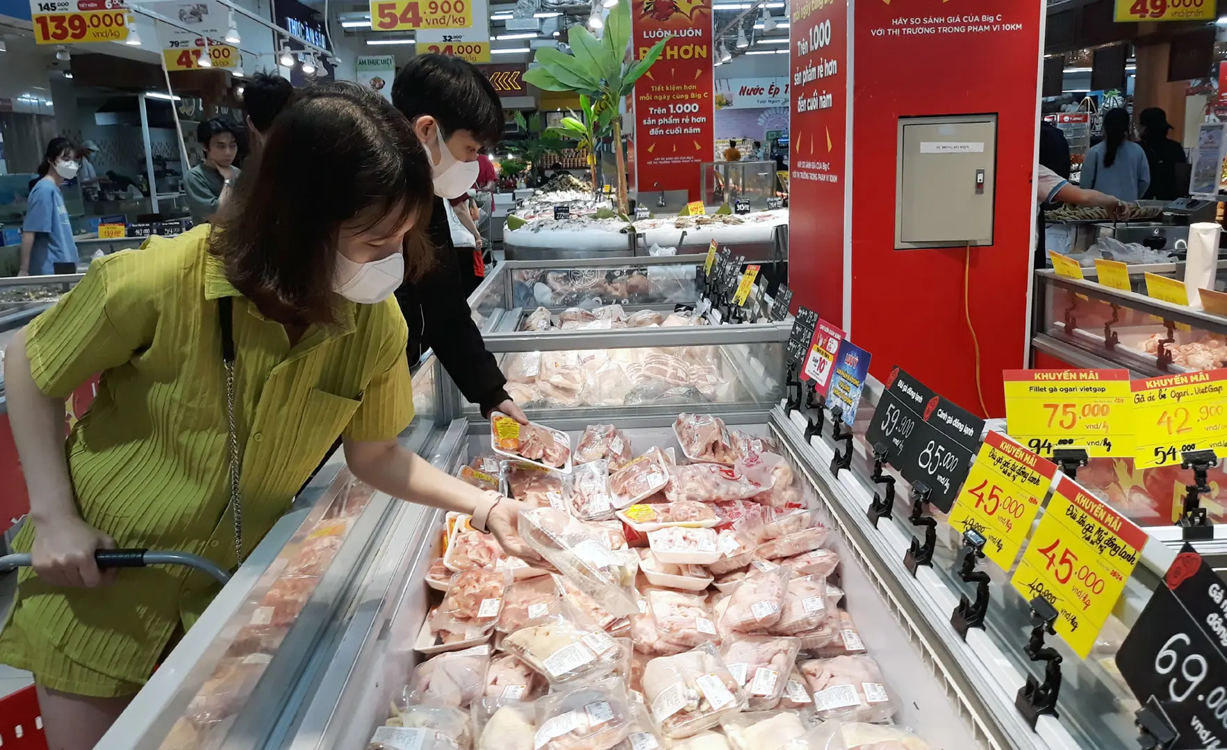 Sốc, nhiều siêu thị giảm giá hàng ngàn mặt hàng 