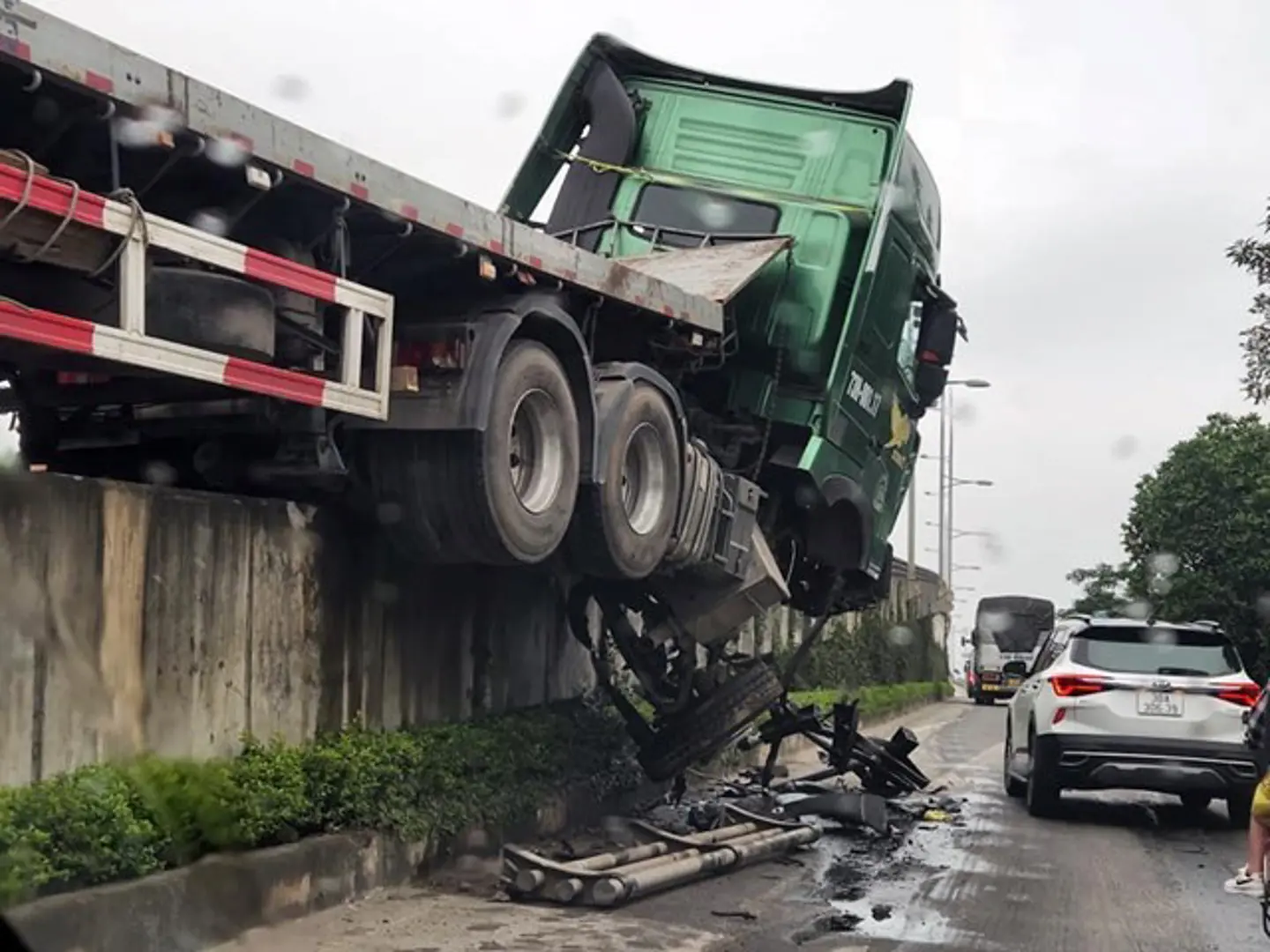 Tai nạn giao thông ngày 7/4/2023: Xe đầu kéo lơ lửng trên lan can cầu vượt