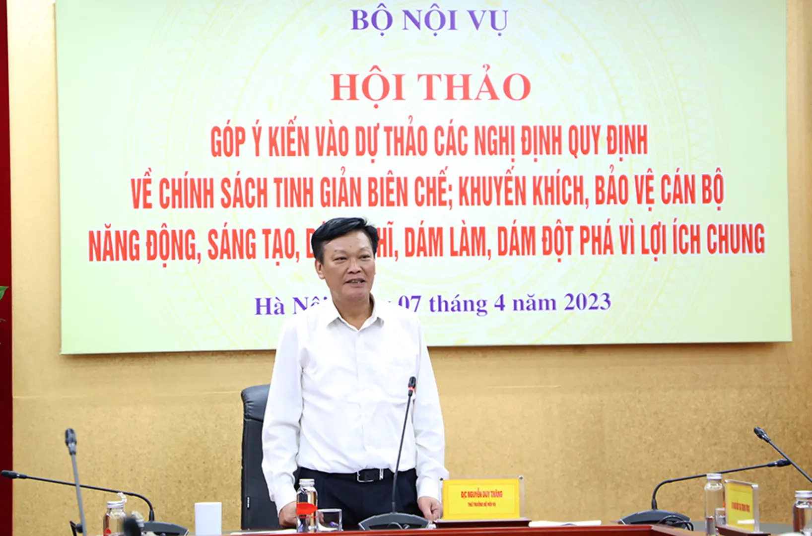 Đòi hỏi sớm ban hành nghị định về bảo vệ cán bộ dám nghĩ dám làm