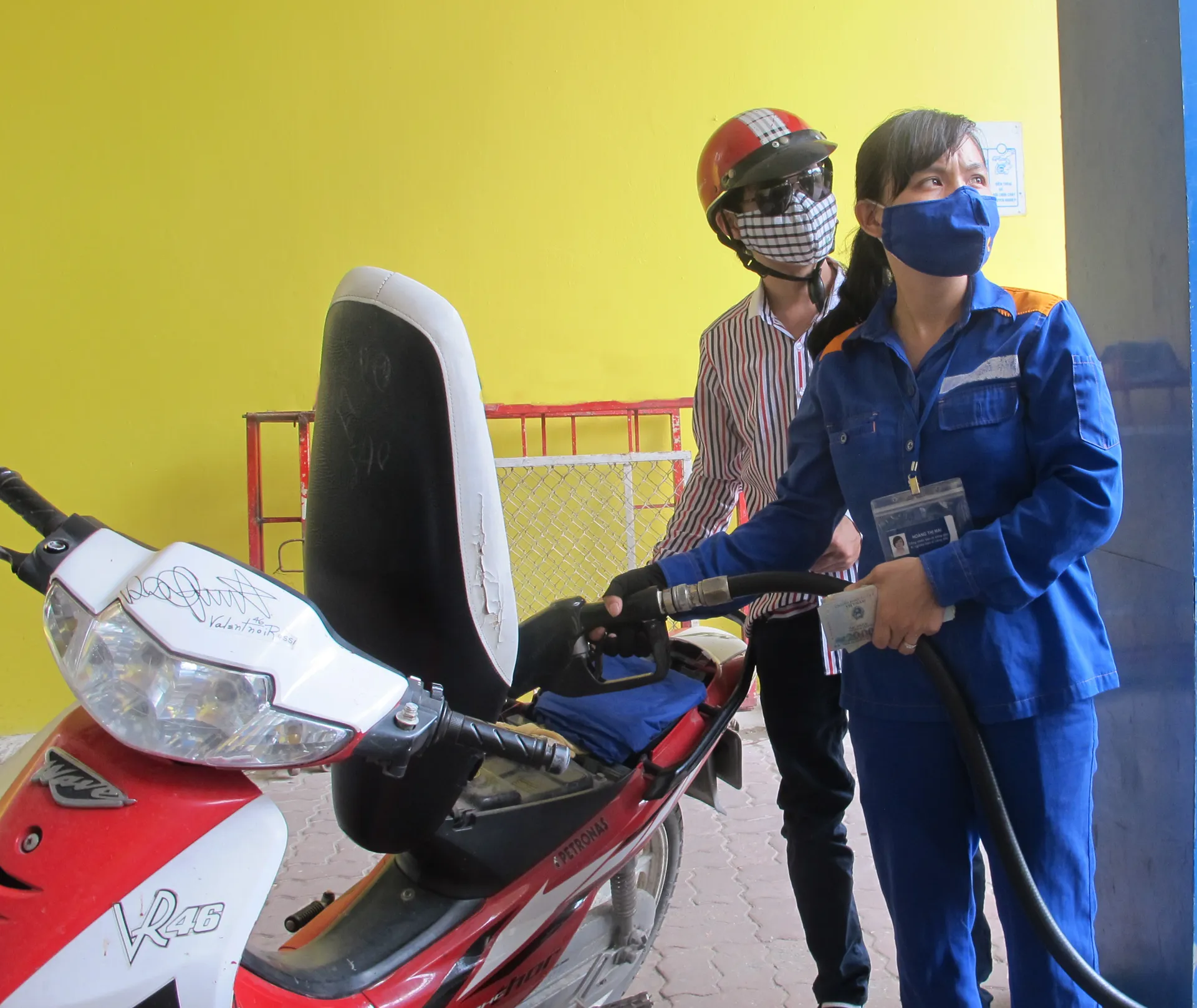 Mua bán xăng, dầu tại một cửa hàng trên phố Thụy Khuê. Ảnh: Thanh Hải