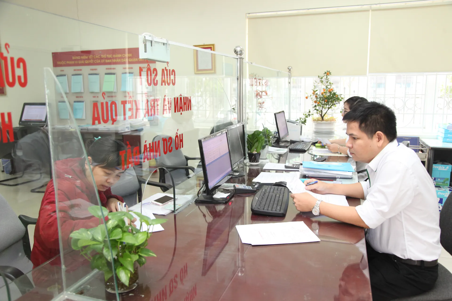 Nhiều đơn vị của TP đã rút ngắn thời gian giải quyết, chi phí cho người dân, DN khi thực hiện các thủ tục hành chính. Ảnh: Hải Linh