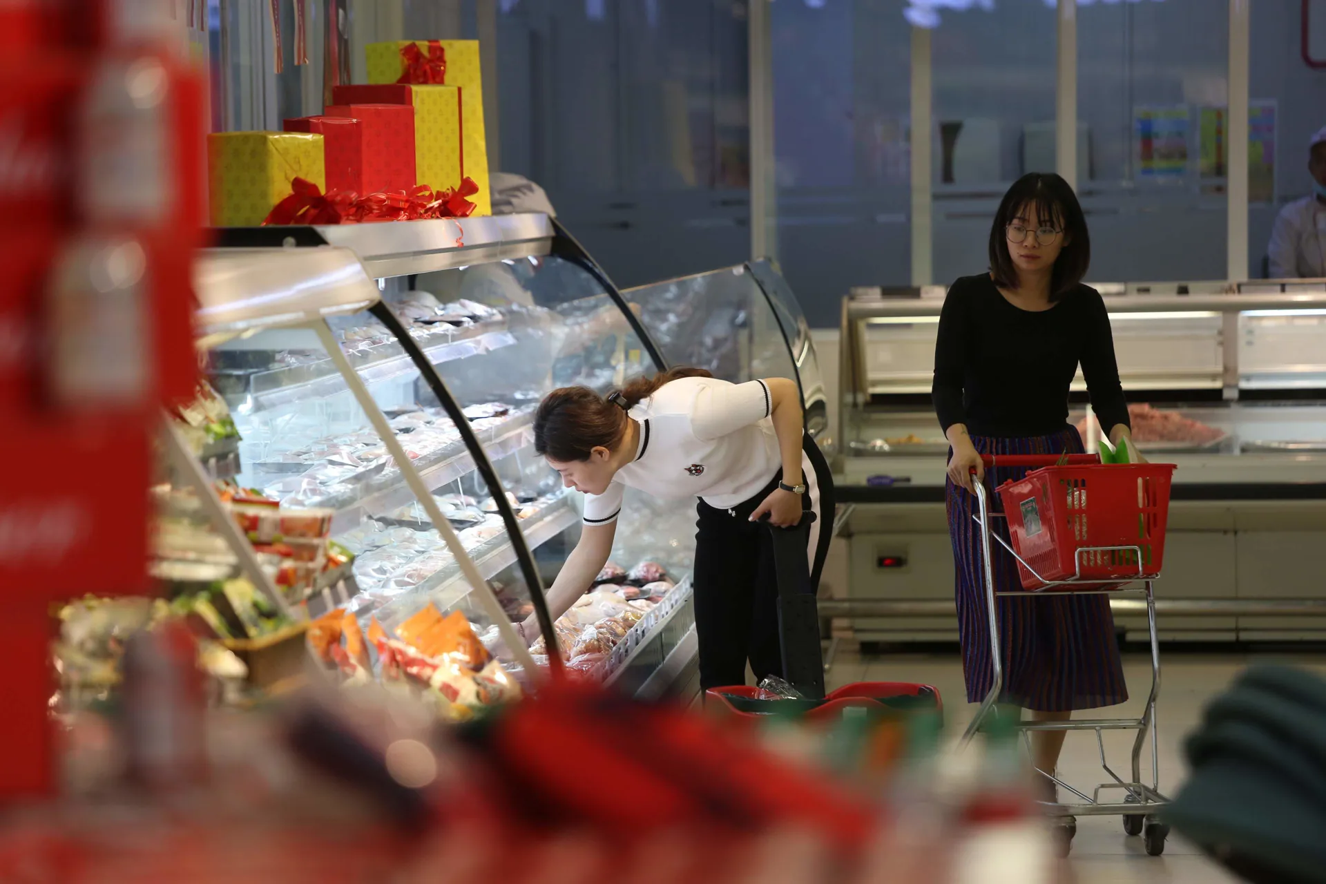 Người dân chọn mua hàng tại siêu thị Winmart. Ảnh Phạm Hùng