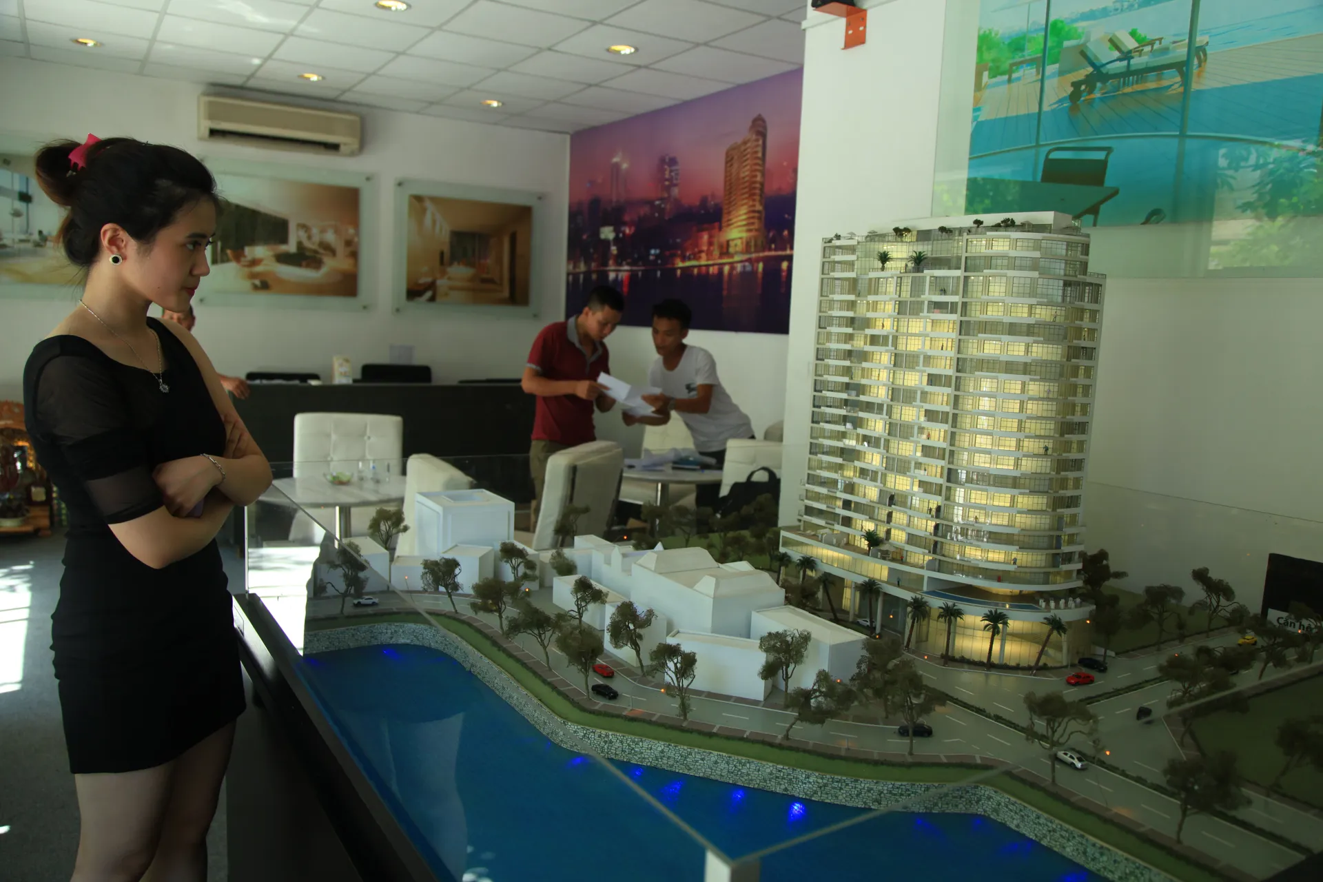 Nhà đầu tư tham khảo một dự án bất động sản tại quận Tây Hồ. Ảnh: Công Hùng