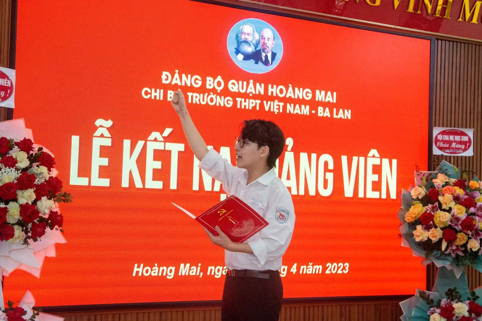 Kết nạp học sinh Hoàng Mai đầu tiên vào Đảng