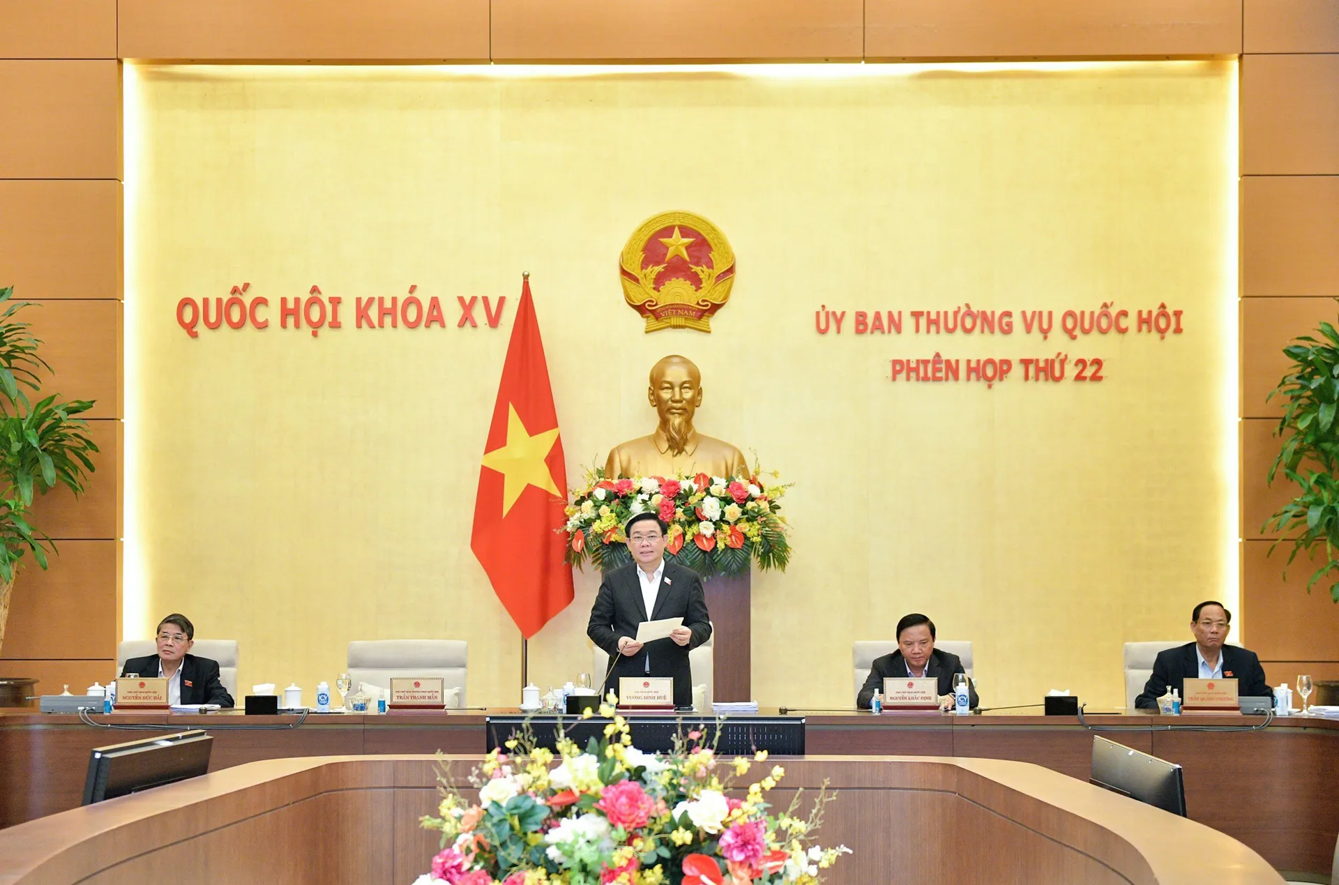 Chủ tịch Quốc hội Vương Đình Huệ phát biểu bế mạc phiên họp. Ảnh: Duy Linh