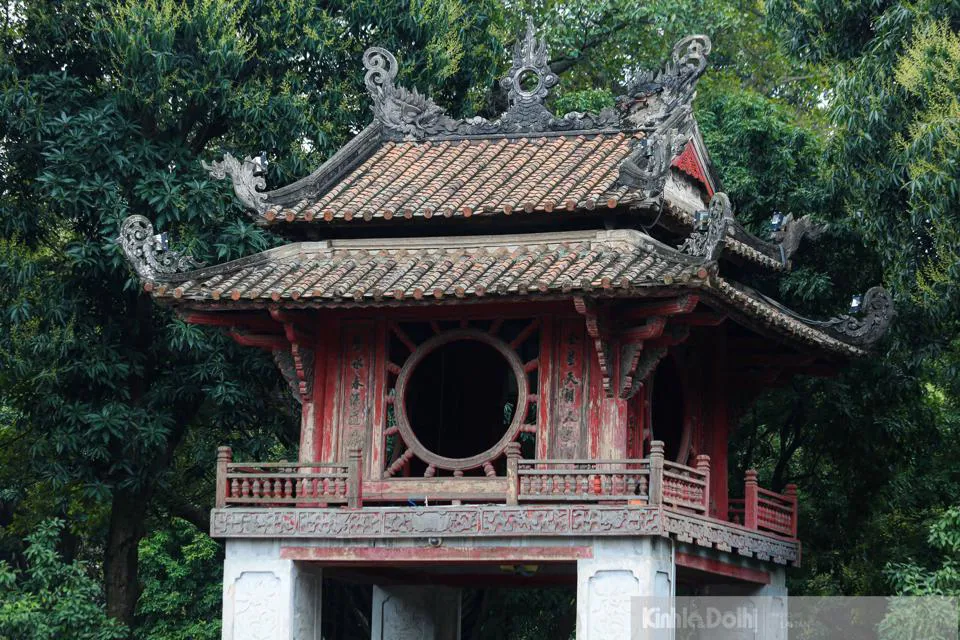 Hình tượng mặt trời trên Khuê Văn Các. Ảnh: Lại Tấn