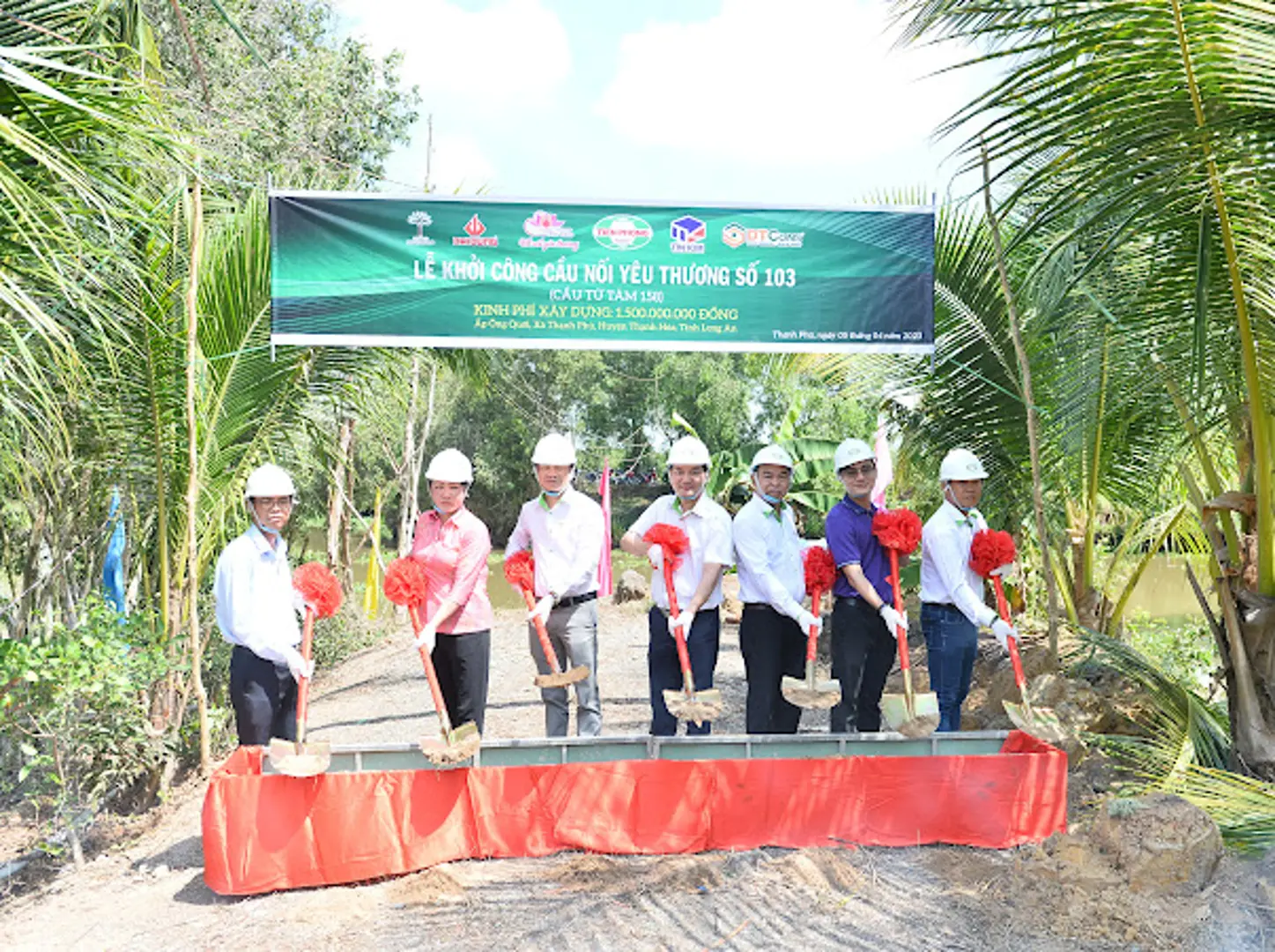 Nhựa Tiền Phong - Hành trình “Cầu nối yêu thương” tháng Tư