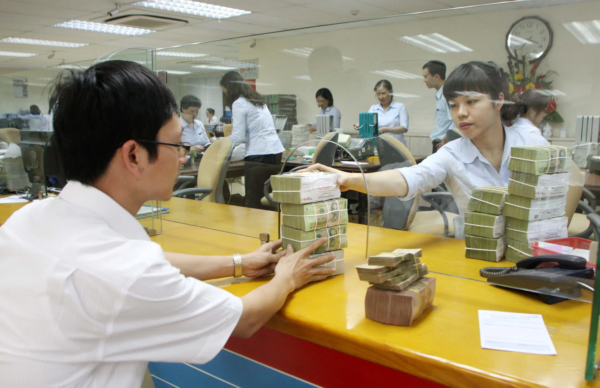 Khách hàng giao dịch tại Vietinbank. Ảnh: Thanh Hải