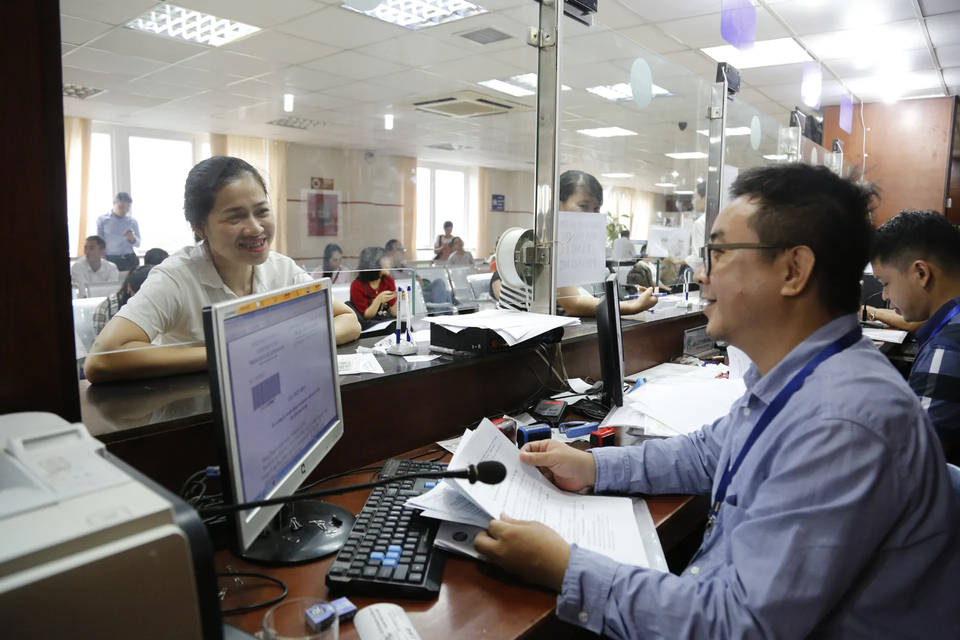 Làm thủ tục hành chính tại sở Kế hoạch đầu tư. Ảnh Hải Linh
