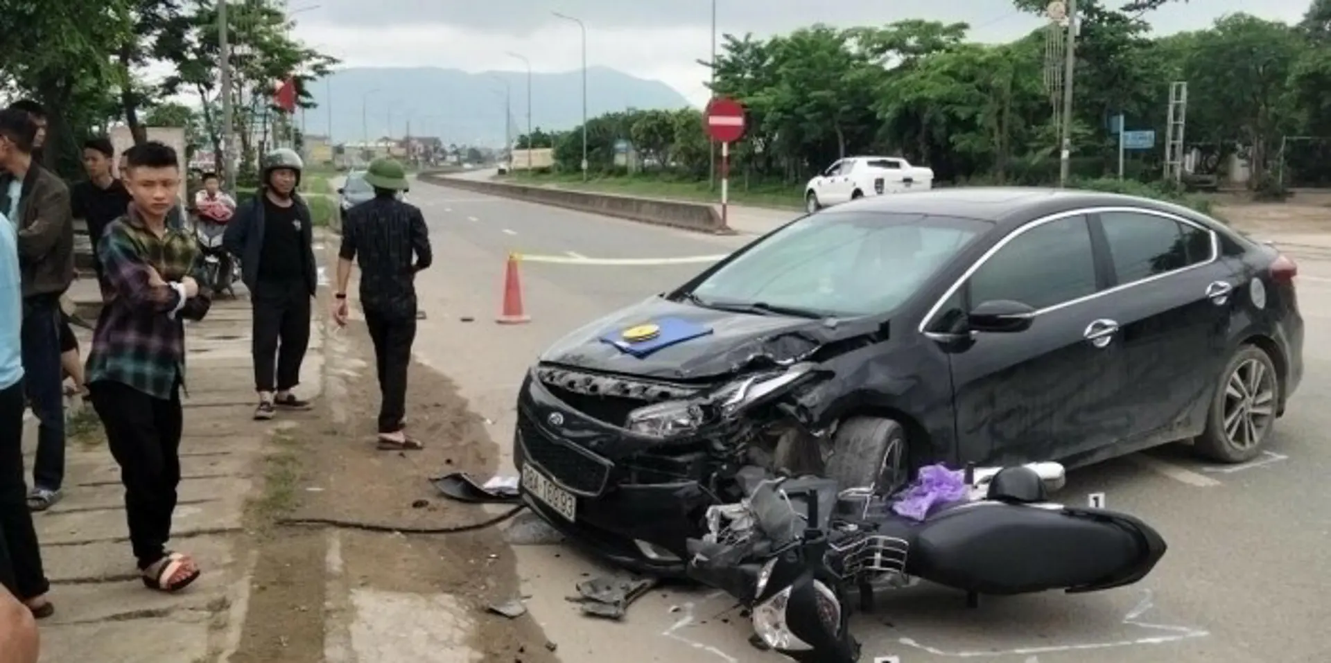 Tai nạn giao thông ngày 13/4/2023: Xe máy đi ngược chiều đâm ôtô, nam sinh chết