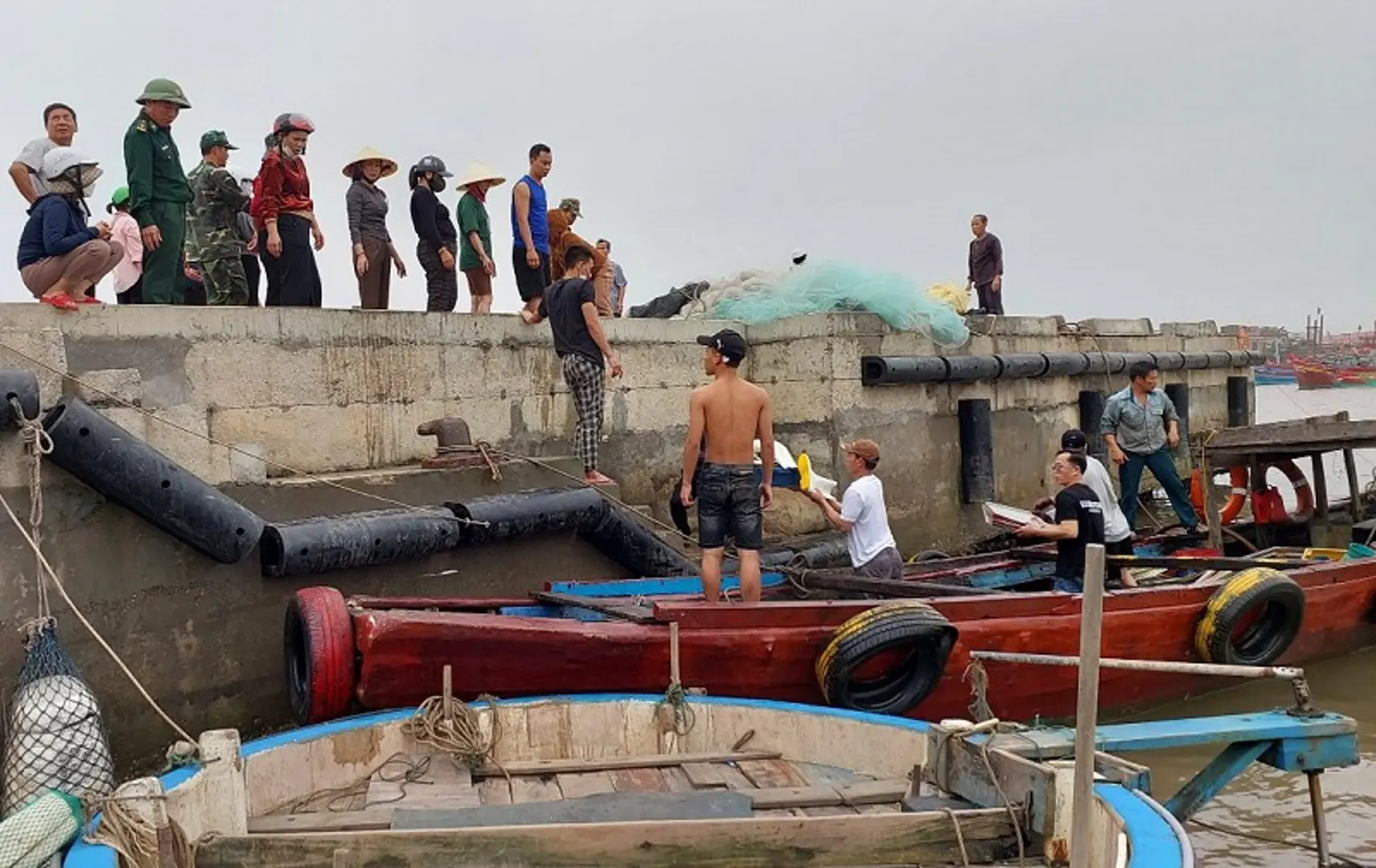 Quảng Bình: Kịp thời ứng cứu 6 ngư dân và tàu cá bị chìm