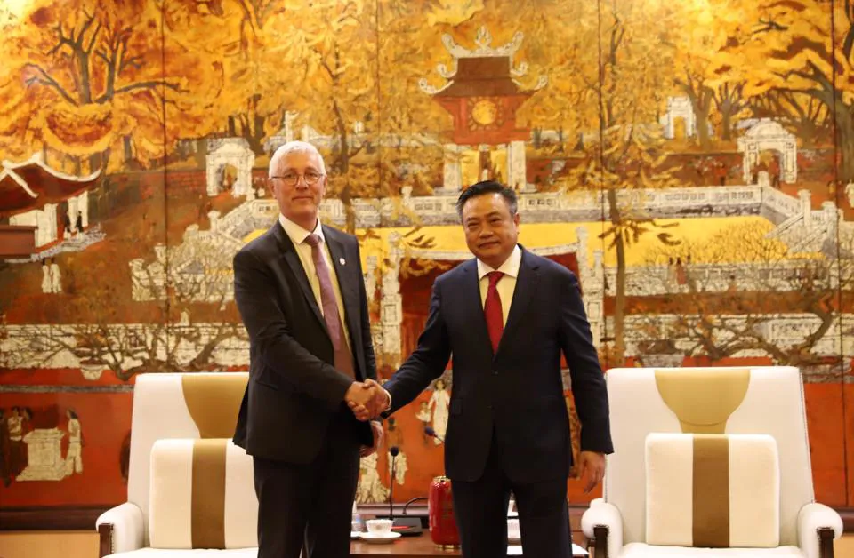 Chủ tịch UBND TP Hà Nội Trần Sỹ Thanh tiếp ông Jean-Claude Dardelet, Phó Thị trưởng thành phố Toulouse. Ảnh: Liên Hà