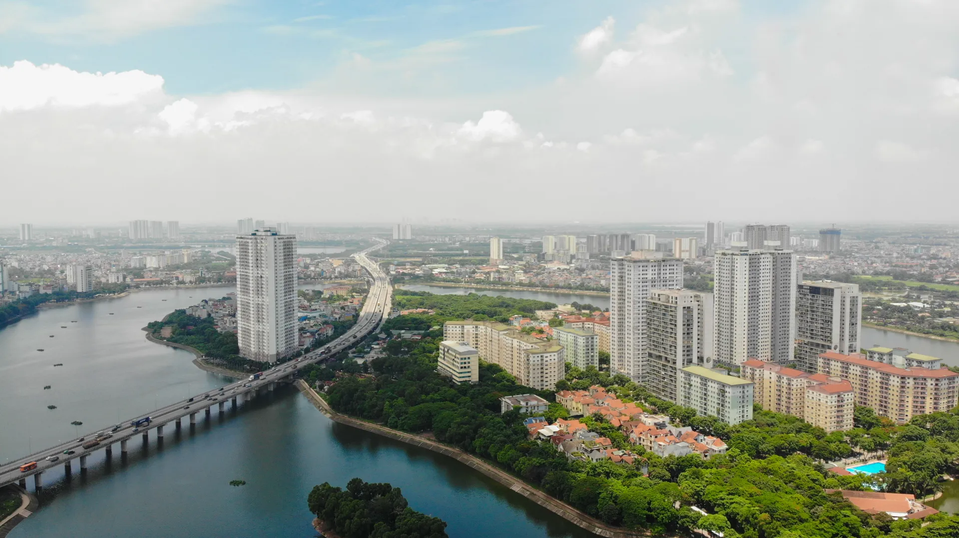 Quận Hoàng Mai đang trong quá trình đô thị hóa mạnh, đòi hỏi hạ tầng đô thị cần được quan tâm, xử lý quyết liệt hơn. Ảnh: Hải Linh