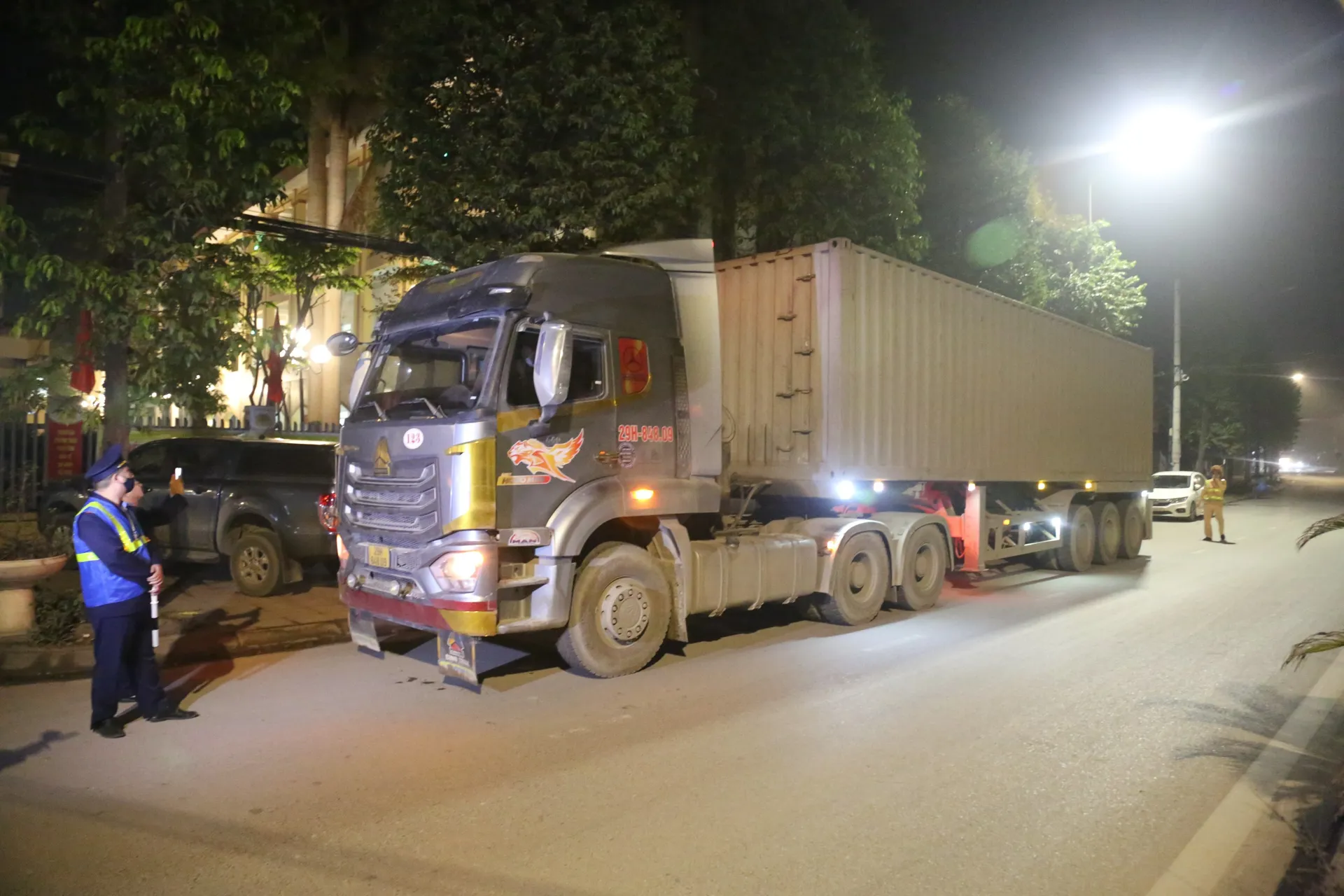 Xe container cắt nóc bị lực lượng 197 bắt giữ.