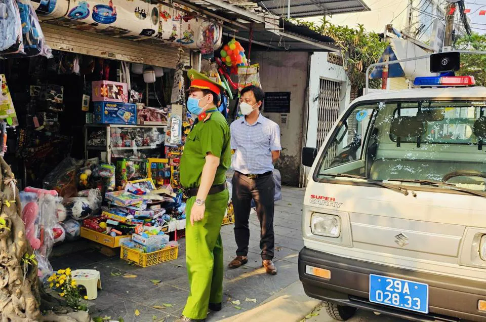 Ban Chỉ đạo 197 phường Kim Giang tổ chức nhiều lượt ra quân, giải tỏa các vi phạm lấn chiếm vỉa hè, lòng đường. Ảnh: Thái San