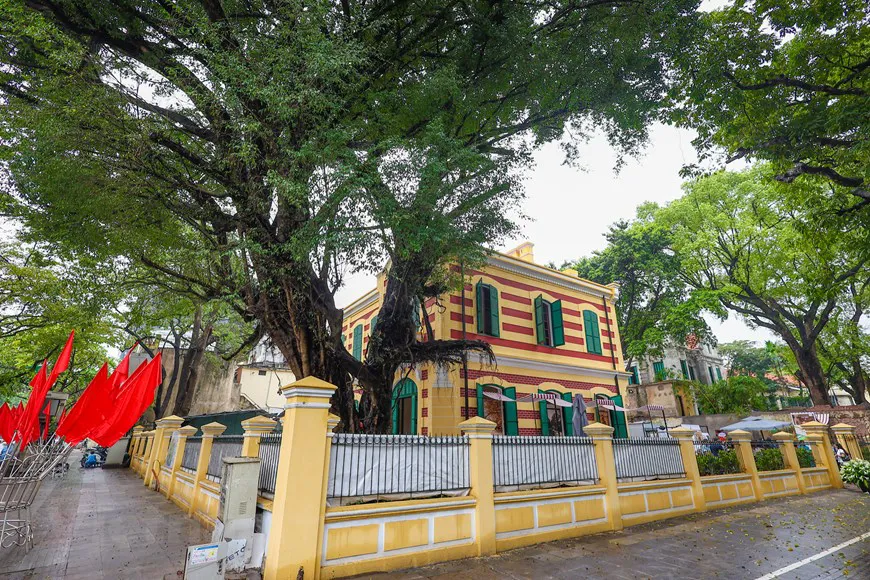 Căn biệt thự Pháp cổ nằm ở số 49 Trần Hưng Đạo, quận Hoàn Kiếm (Hà Nội) sau 1 năm trùng tu. Ảnh: Minh Sơn