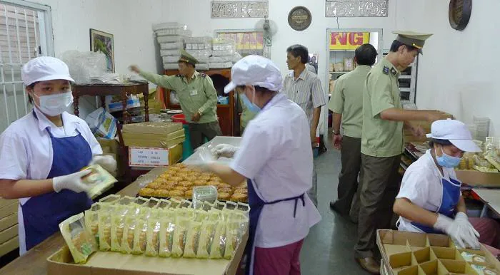 Công tác kiểm tra xử lý cơ sở kinh doanh thưc phẩm vi phạm trên địa bàn huyện Đông Anh được tăng cường. Ảnh minh họa