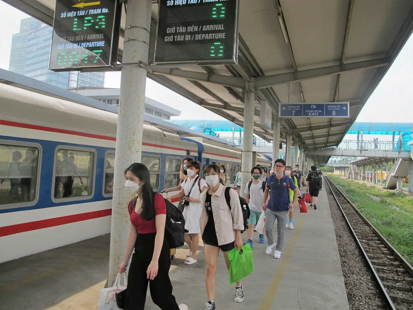 Hành khách đi tàu tại ga Hà Nội. Ảnh: Kỳ Nam