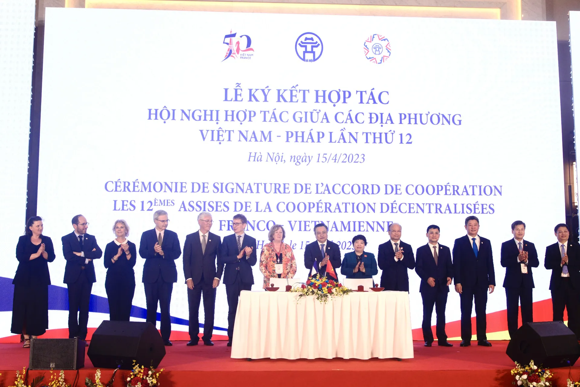 Trong khuôn khổ Lễ bế mạc Hội nghị, 4 cặp địa phương Việt Nam và Pháp ký kết và trao biên bản hợp tác. Ảnh Phạm Hùng01