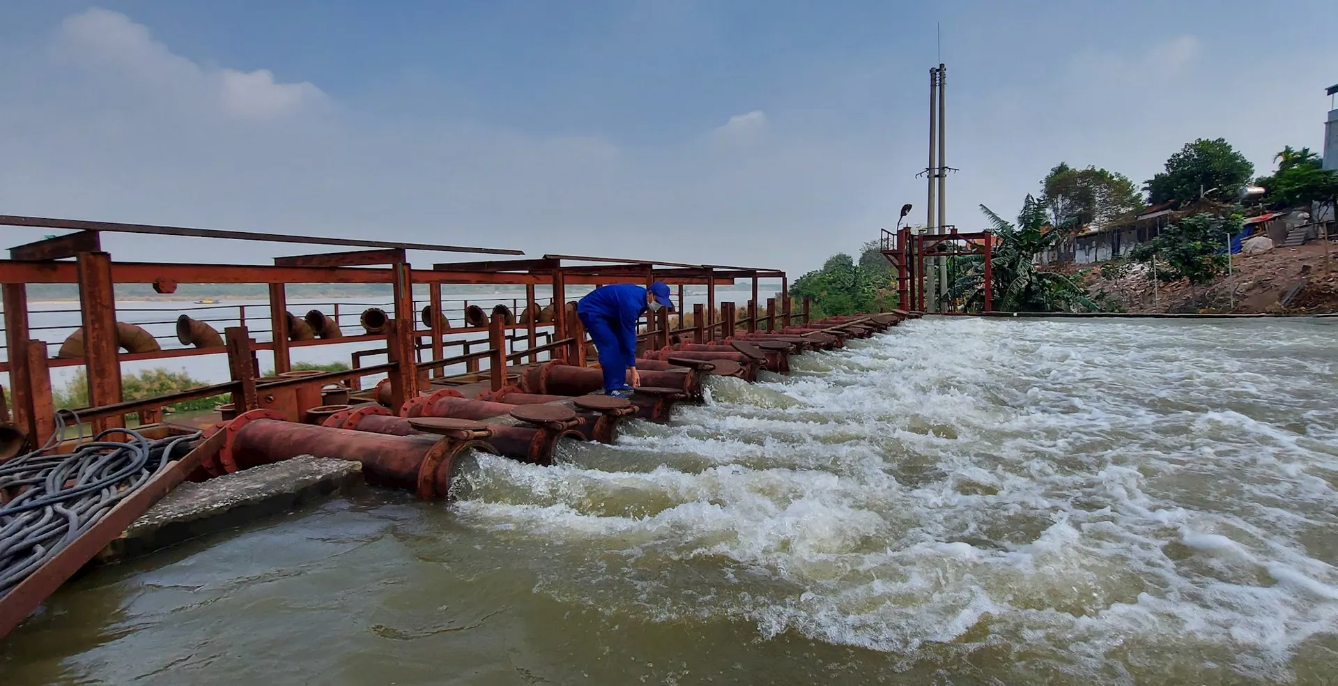 Vận hành Trạm bơm dã chiến Bá Giang (huyện Đan Phượng). Ảnh: Kim Nhuệ