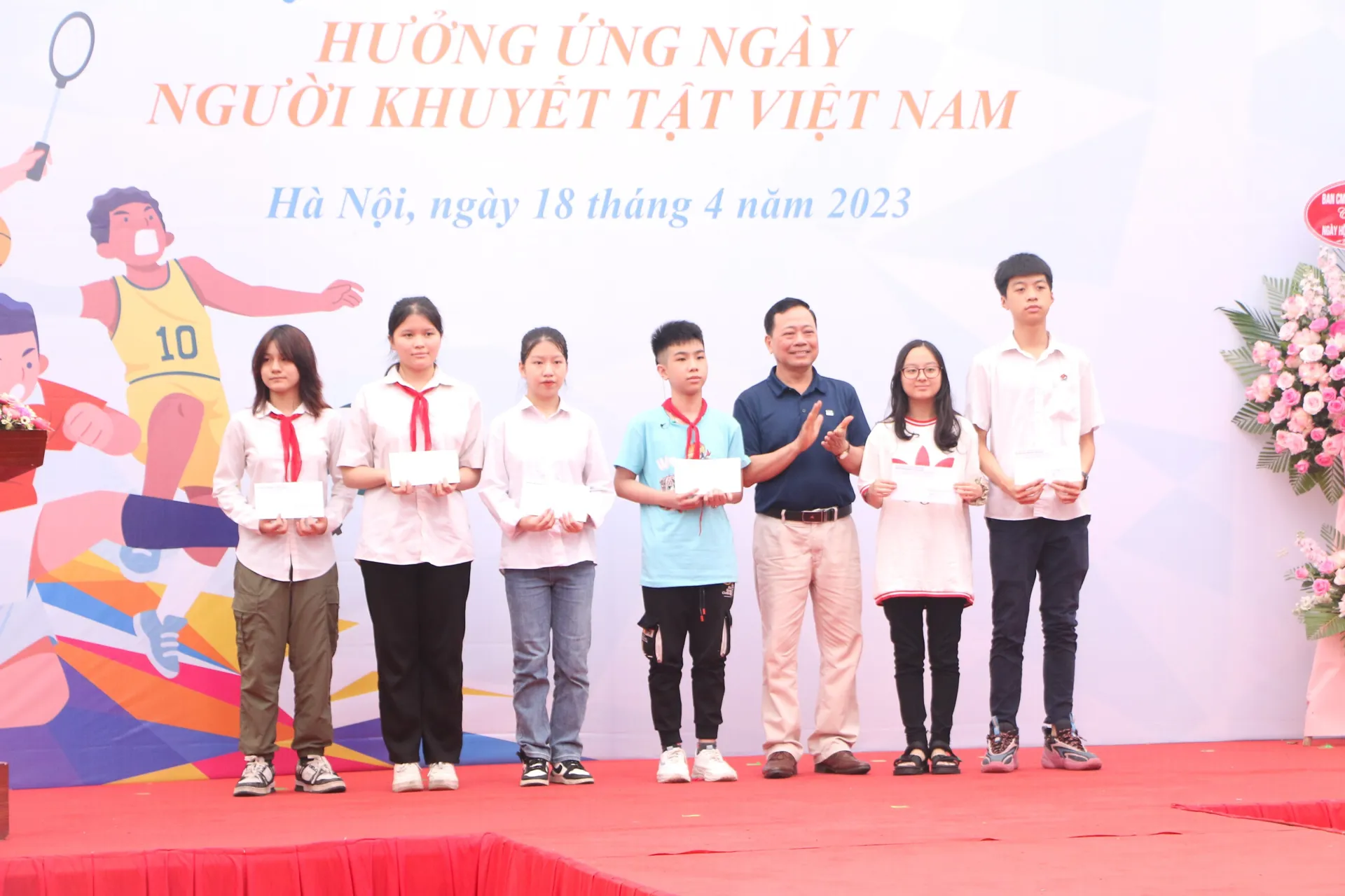 Trao học bổng cho học sinh có thành tích xuất sắc trong học tập