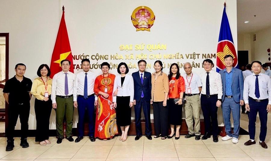 Hanoi’s high-ranking delegation visits Laos