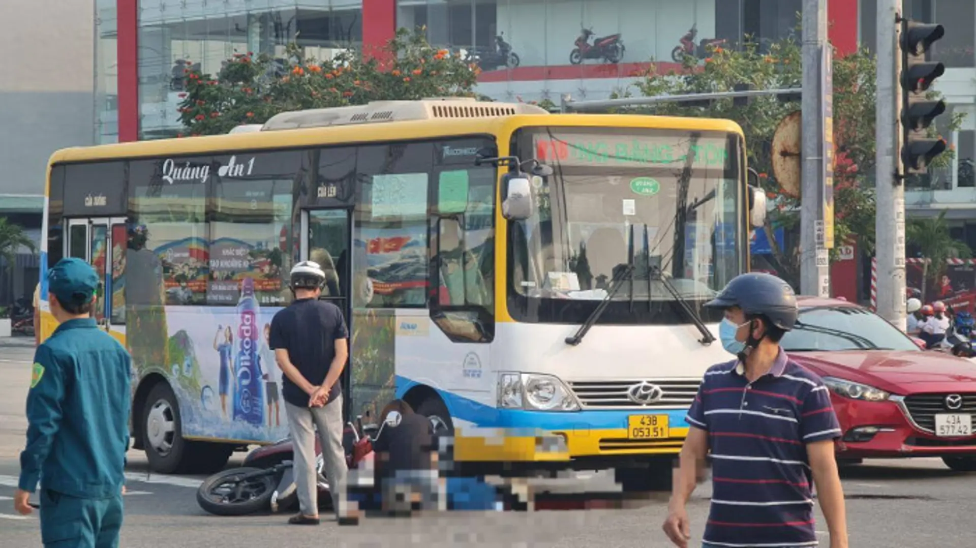 Tai nạn giao thông ngày 21/4/2023: Cụ bà tử vong sau va chạm xe buýt