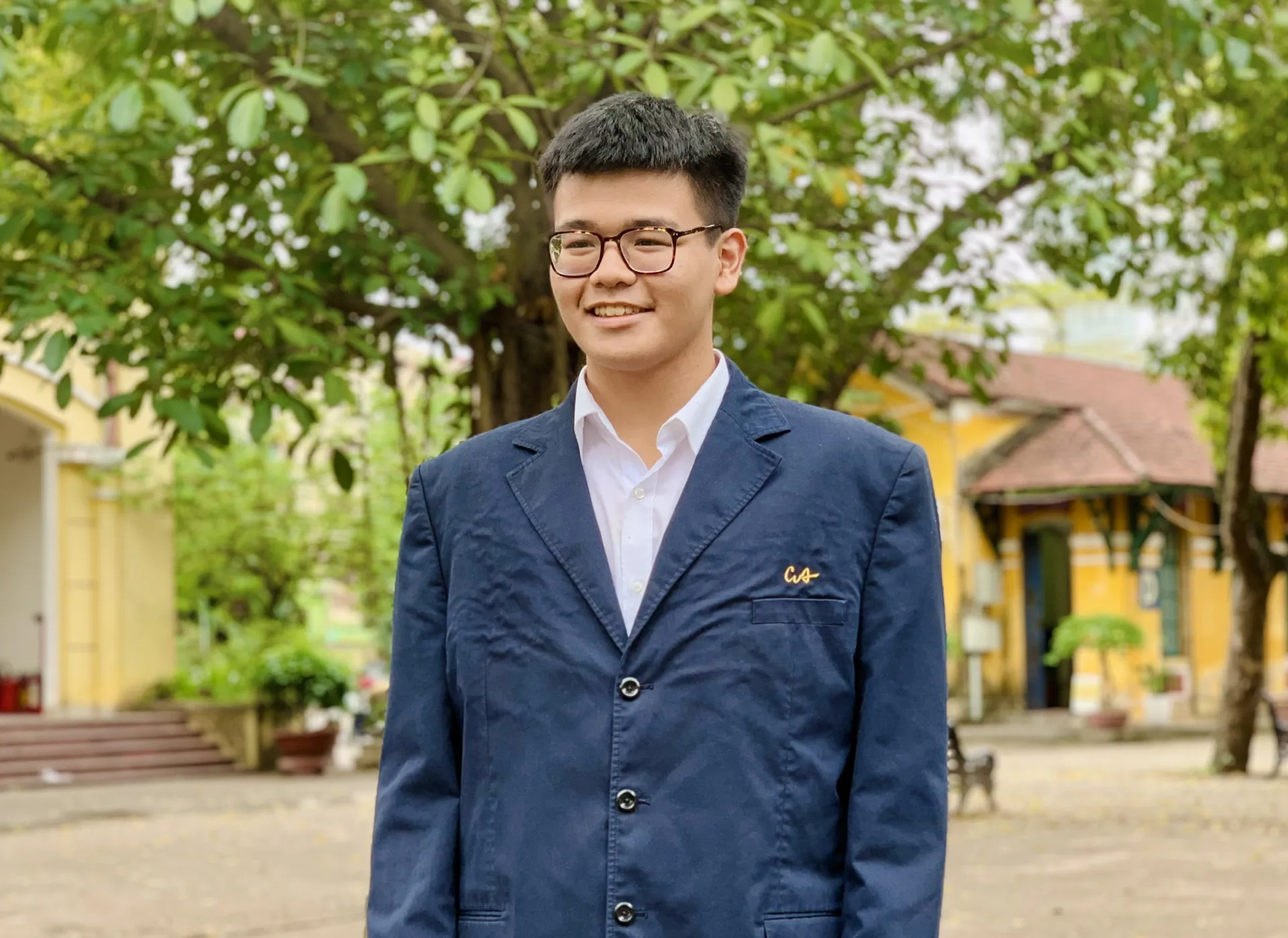 Nguyễn Hoàng Sơn, lớp 12A1 Trường THPT Chu Văn An (Tây Hồ, Hà Nội)- chàng trai cao 1m90 đam mê bóng rổ và vừa được 12 trường đại học danh tiếng thế giới cấp học bổng