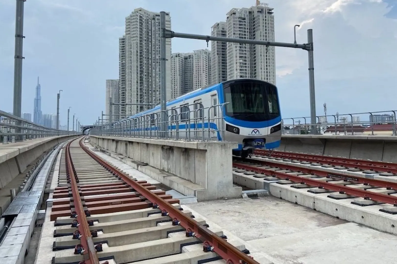 Tàu Metro số 1 tiếp tục chạy thử lộ trình đoạn trên cao 