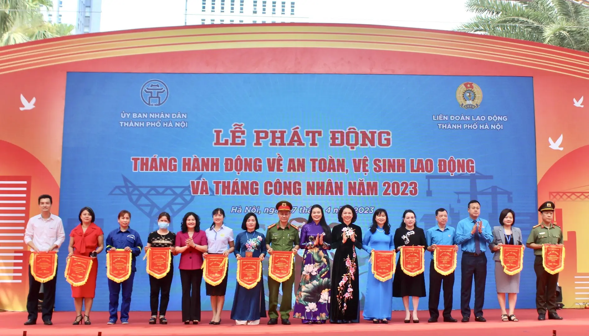 Lãnh đạo TP Hà Nội trao cờ lưu niệm cho các đơn vị. Ảnh: Trần Oanh