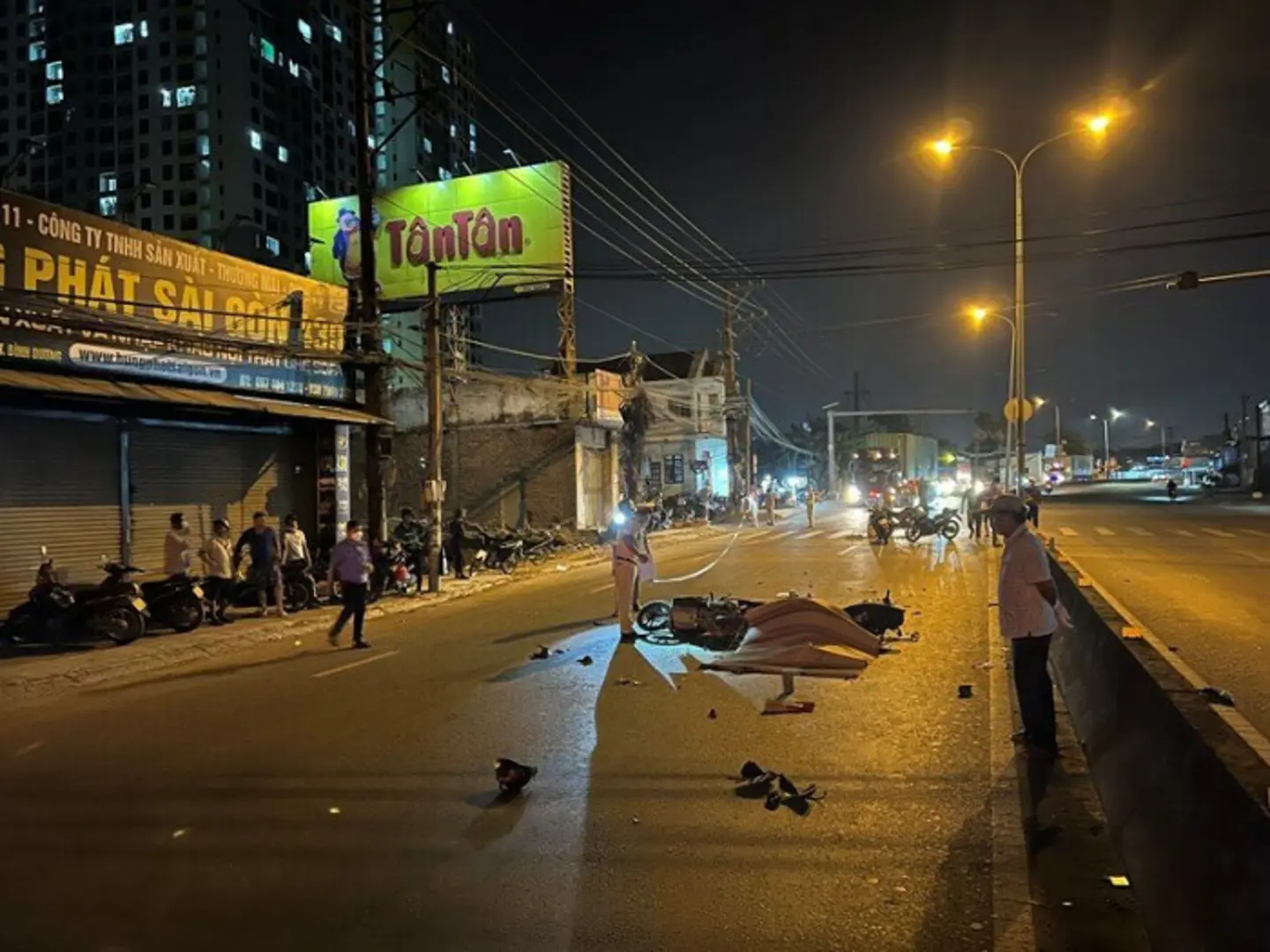 Tai nạn giao thông ngày 28/4/2023: Tàu hỏa tông xe tải chở đá, tài xế chết