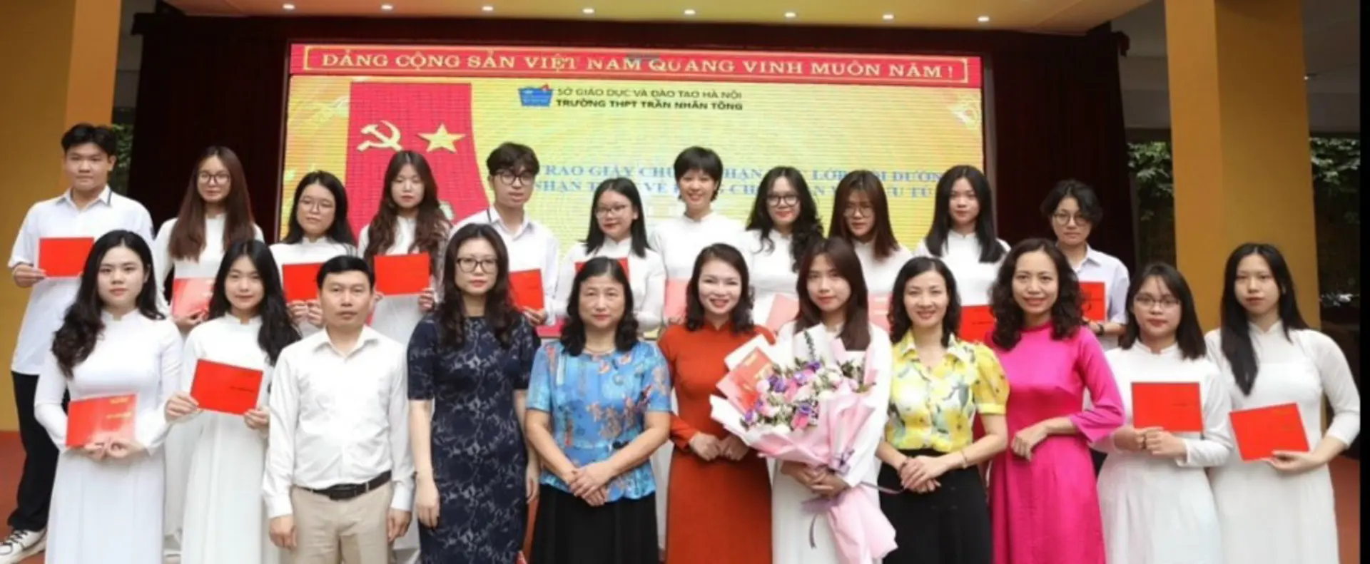 Quận Hai Bà Trưng: Quan tâm phát triển Đảng, kết nạp đảng viên trong học sinh