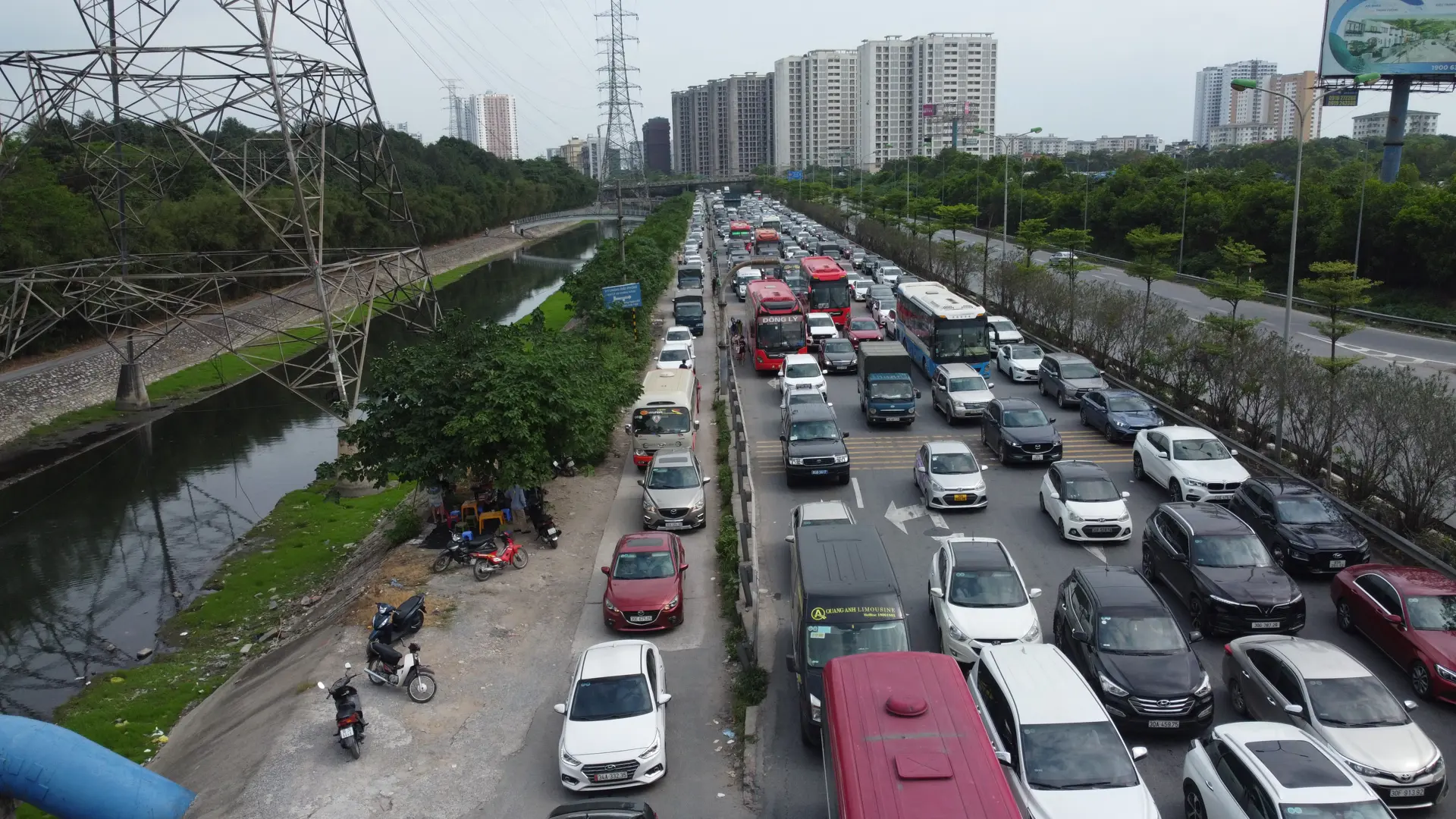 Người dân trở lại sớm, cửa ngõ Thủ đô ùn tắc kéo dài