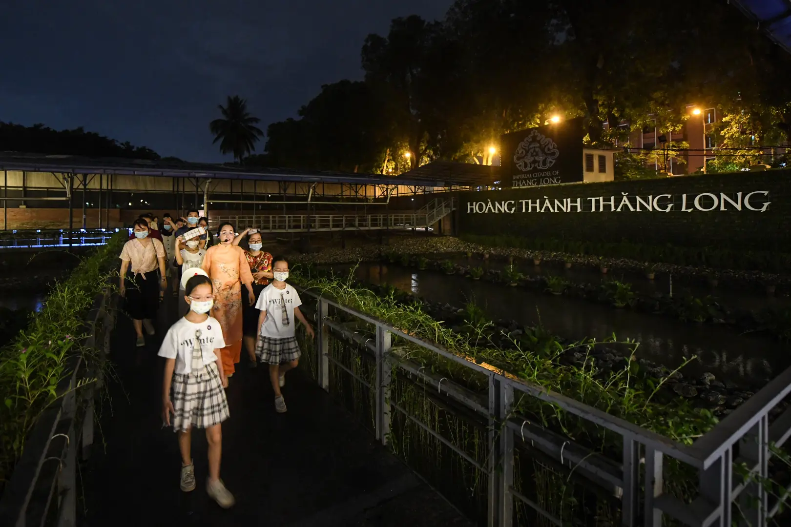 Du khách tham quan Hoàng Thành Thăng Long về đêm. Ảnh: Tố Linh