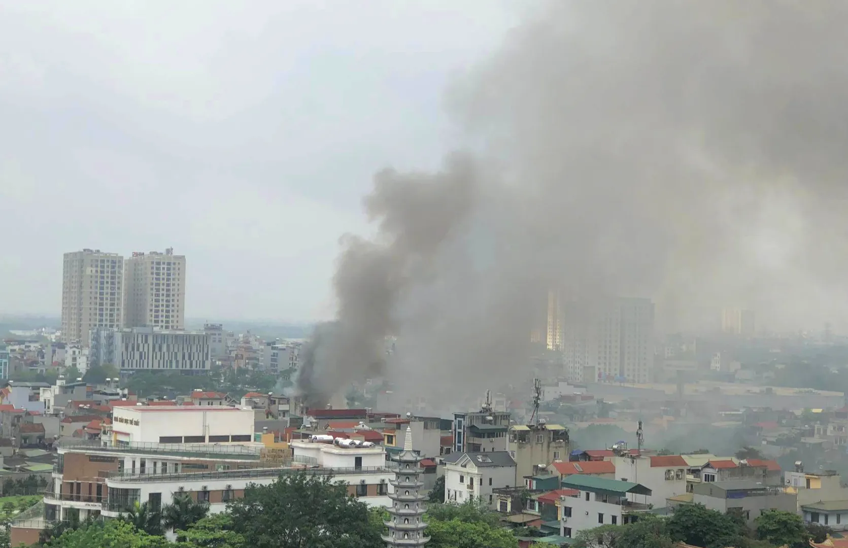 Hà Nội: Cháy ở Tam Trinh, xưởng gỗ bị thiêu rụi