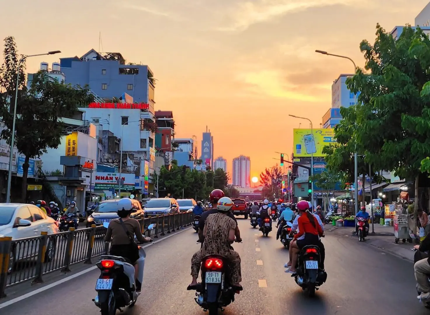 Nắng rát mặt, người dân TP Hồ Chí Minh mệt mỏi ra đường mưu sinh