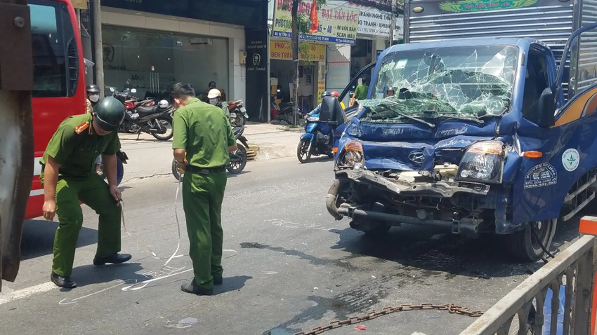 Tai nạn giao thông ngày 6/5/2023: 3 xe tải tông liên hoàn