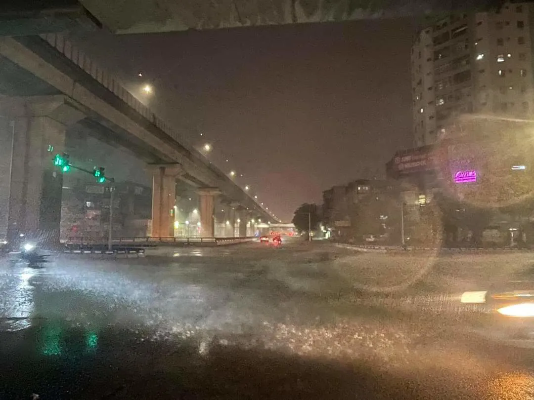Hà Nội cùng nhiều địa phương được giải nhiệt bởi mưa dông, thậm chí mưa đá