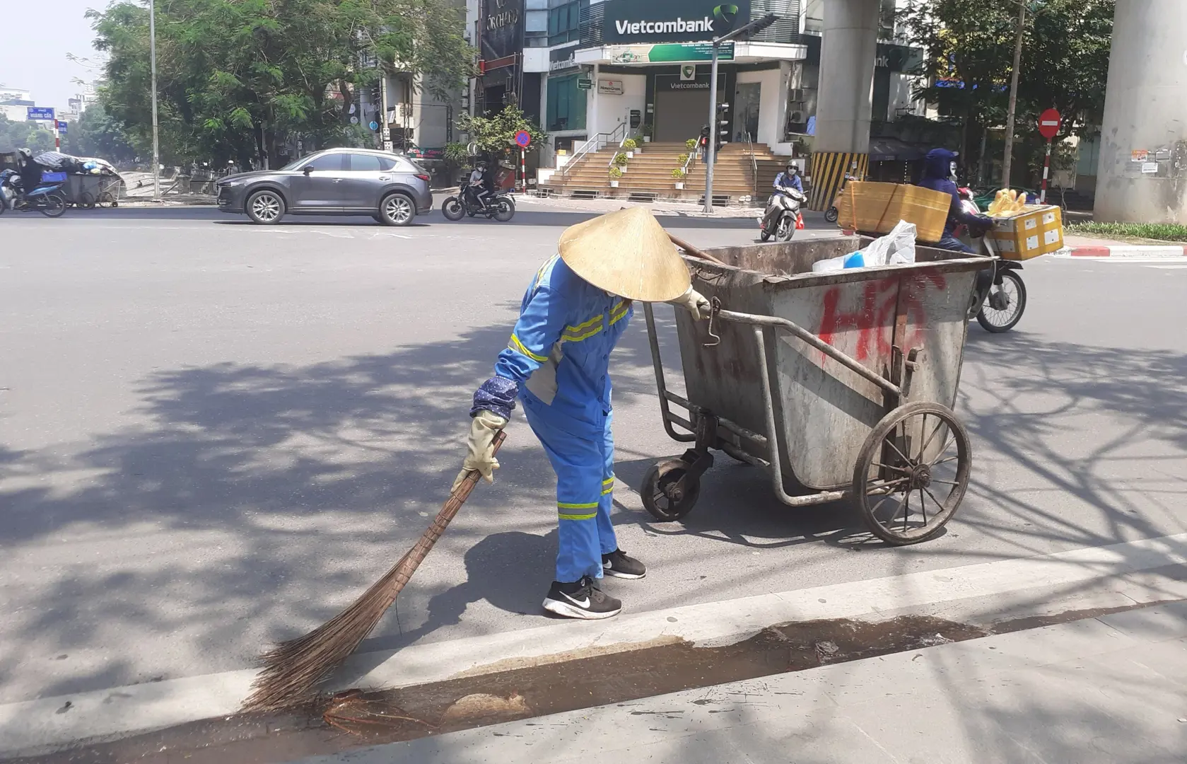 Công nhân môi trường căng mình làm việc trong “chảo lửa” ngày 6/5