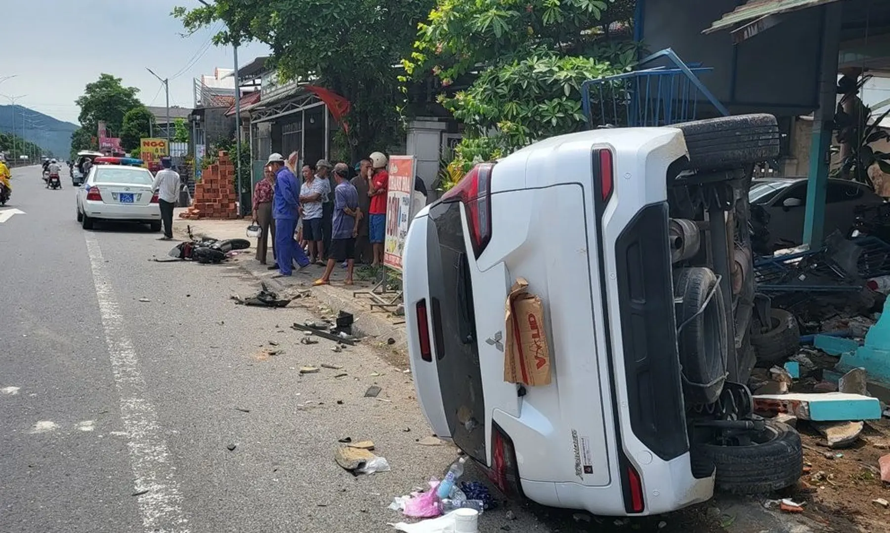 Tai nạn giao thông ngày 8/5/2023: Ô tô mở cửa, 2 người thương vong