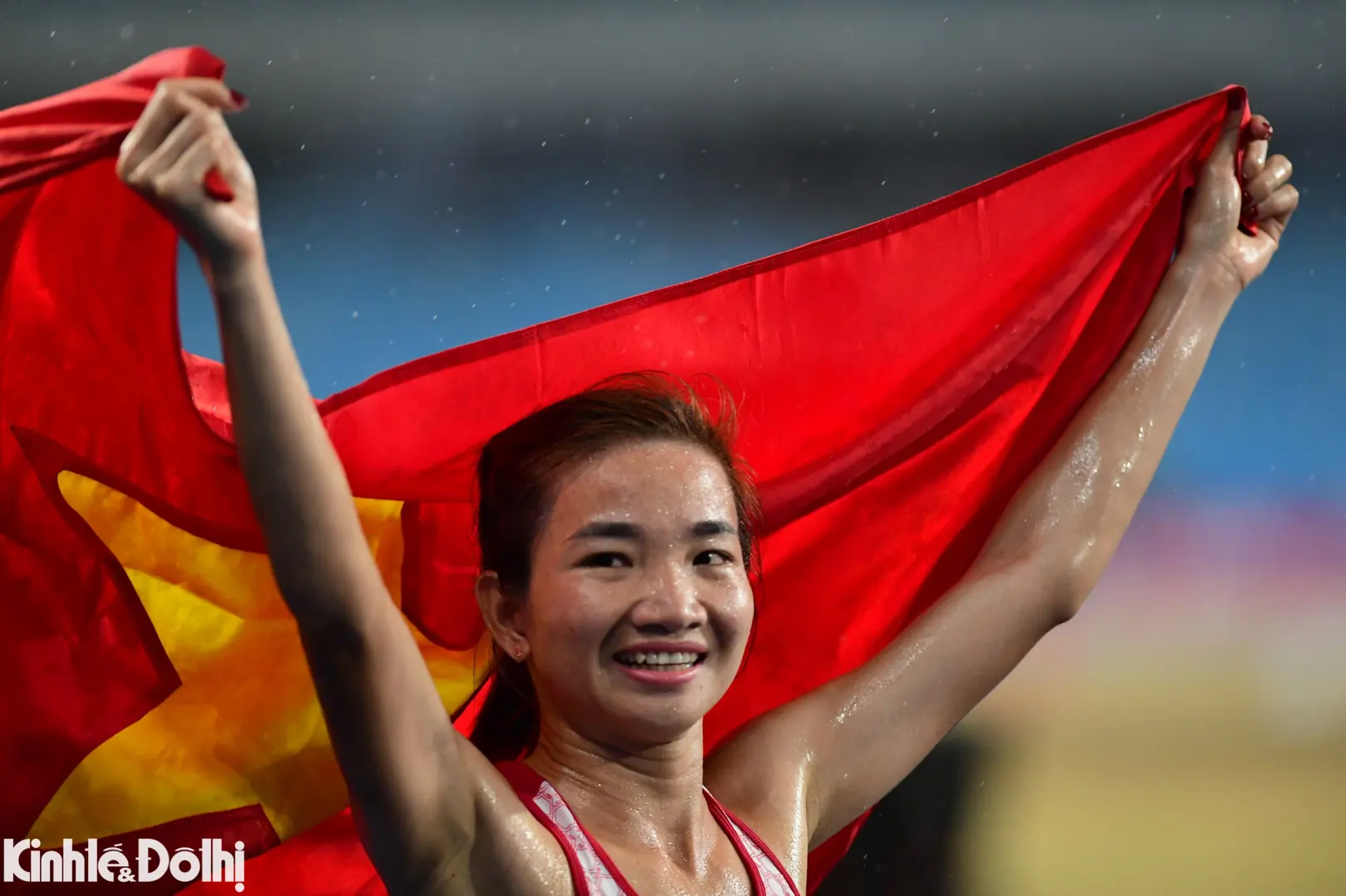 Nguyễn Thị Oanh bảo vệ thành công tấm HCV SEA Games dưới mưa