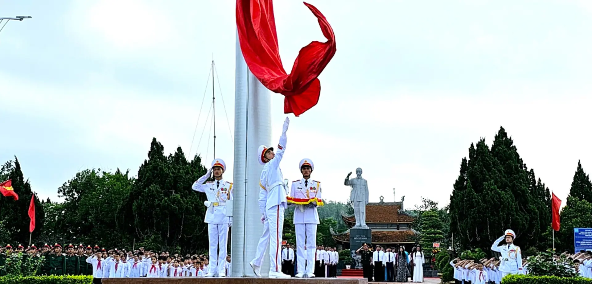 Quảng Ninh: Lễ Thượng cờ diễn ra thiêng liêng trên đảo Cô Tô