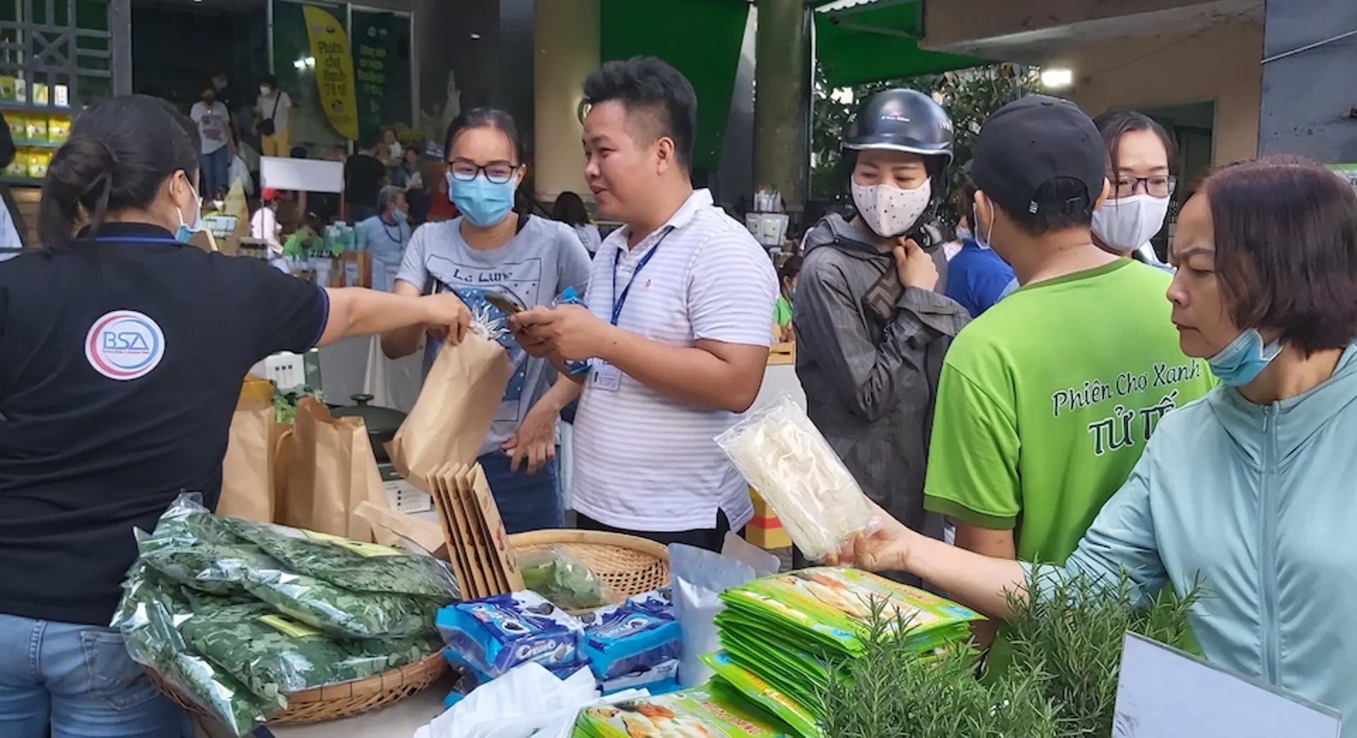 Phiên Chợ Xanh -Tử Tế thứ 300: Hàng hoá dồi dào, nhiều quà tặng ý nghĩa