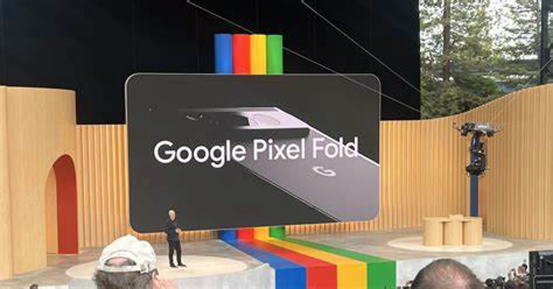 Google ra mắt smartphone Pixel Fold