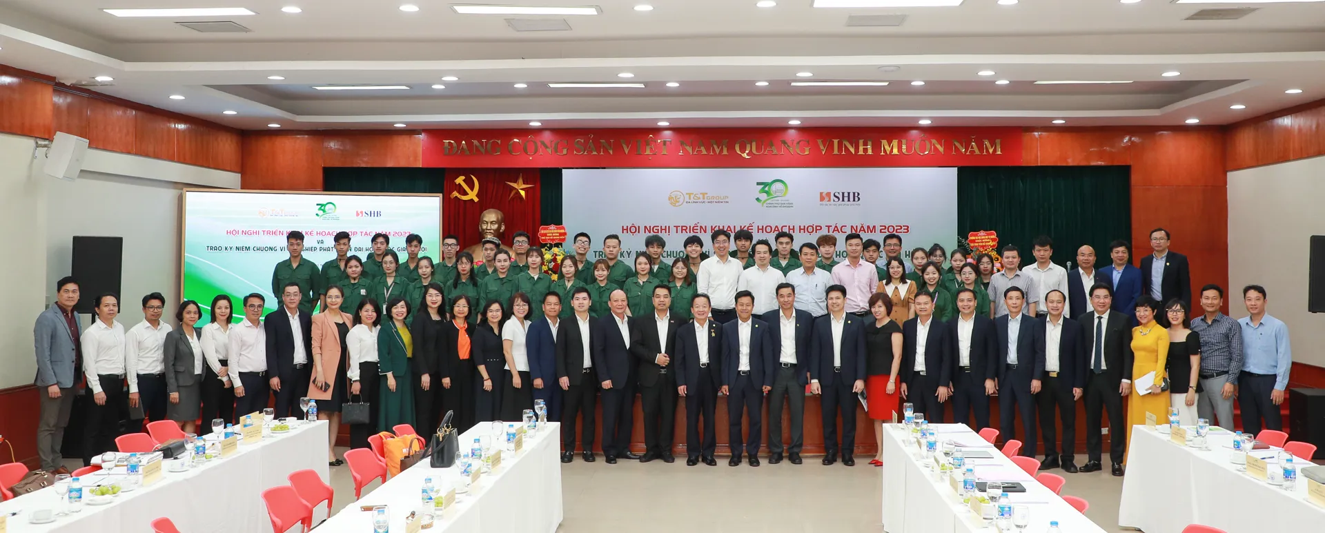 CEO Đỗ Quang Hiển nhận kỷ niệm chương vì sự nghiệp phát triển ĐH Quốc gia