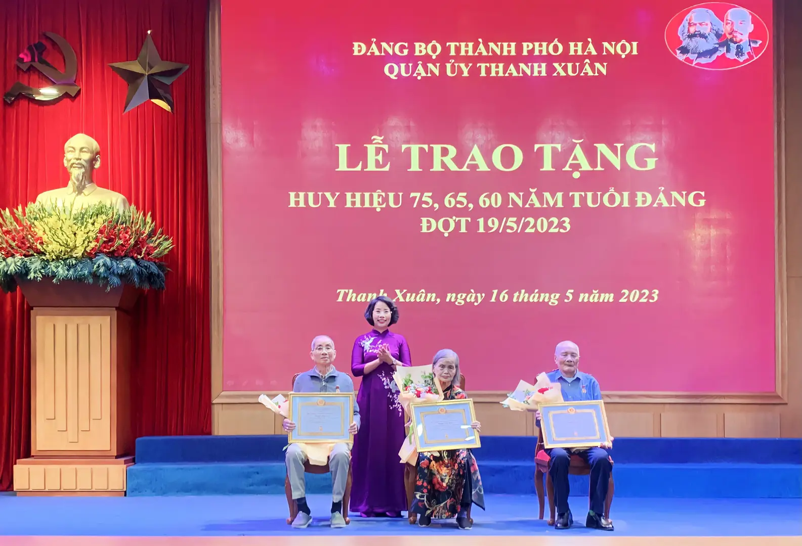 Quận Thanh Xuân trao Huy hiệu Đảng cho 480 đảng viên