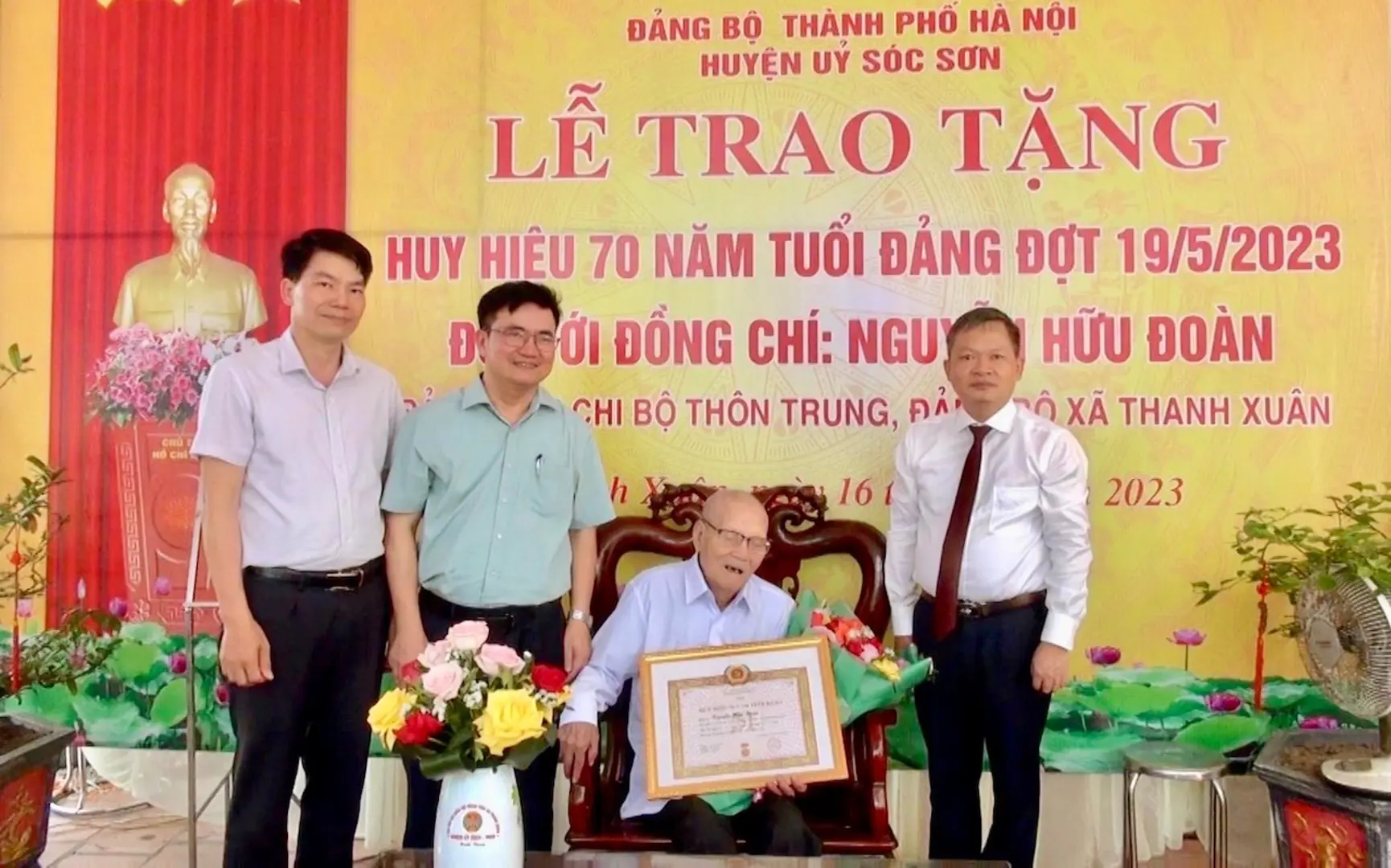 Huyện Sóc Sơn trao Huy hiệu 70 năm tuổi Đảng cho đảng viên gần 100 tuổi