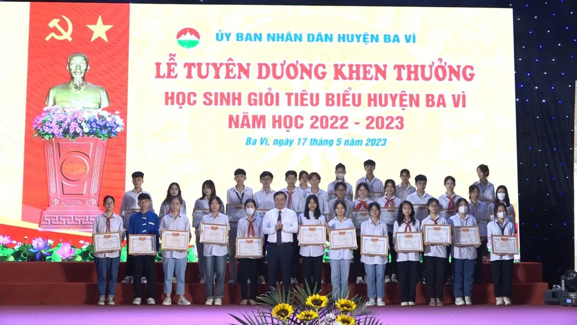 Ba Vì: Khen thưởng 194 học sinh tiêu biểu và 19 giáo viên năm học 2022–2023